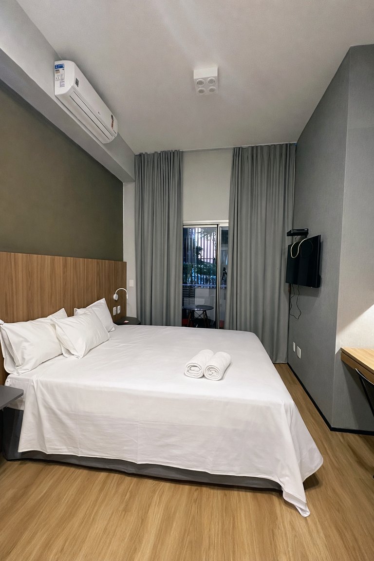 Flat com Ar e Piscina, no coração da Vl. Madalena